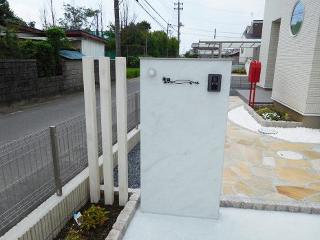 【久喜市】　機能門柱はLIXILのファンクションユニット NO.942
