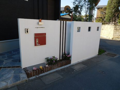 埼玉県さいたま市　白い門袖に赤いポスト NO.1011