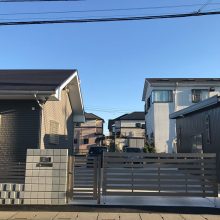 跳ね上げ門扉でクローズ外構 NO.1038の施工写真メイン