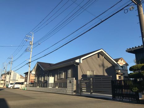 埼玉県越谷市　跳ね上げ門扉でクローズ外構 NO.1038