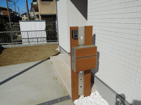 埼玉県春日部市　機能門柱が目立ちます。NO.1078