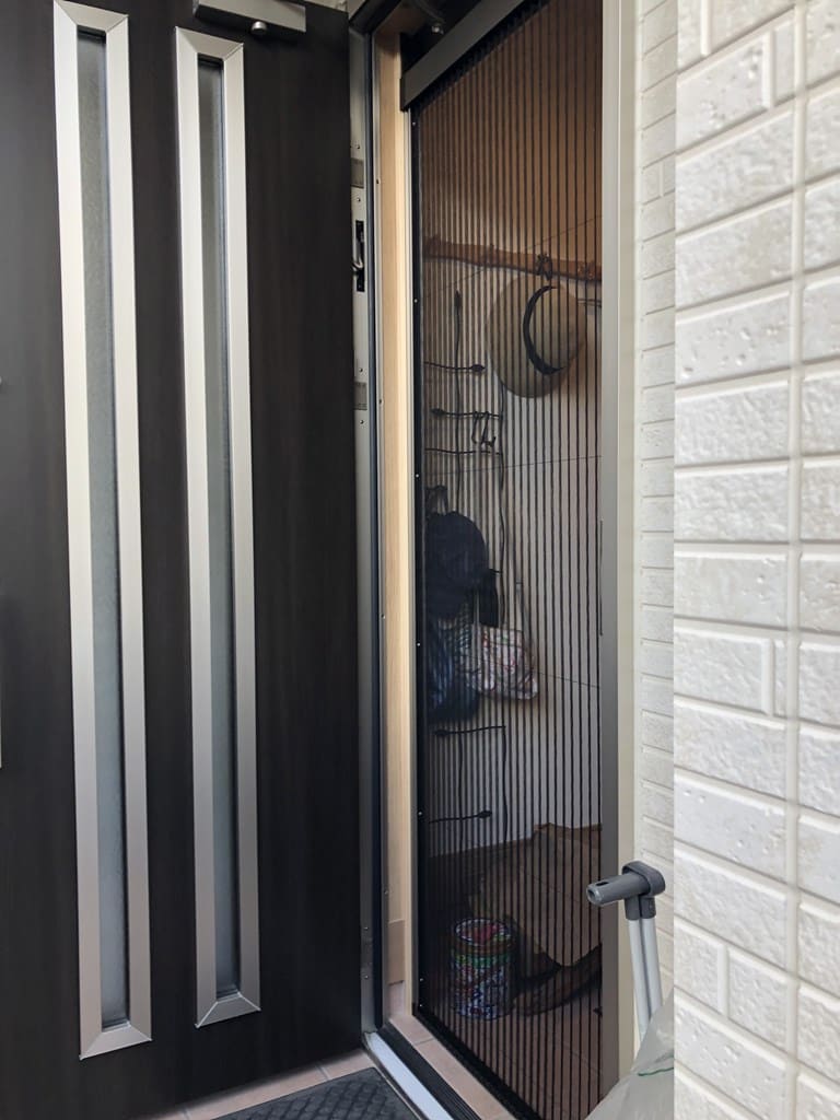 久喜市 Y様 玄関網戸工事完成 埼玉の格安外構 エクステリア工事ならヒライ エクステリア 幸手 久喜 加須市等