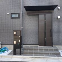 リフォーム外構(土間コンクリート　タイル貼り　機能門柱　物置) NO.2508の施工写真2