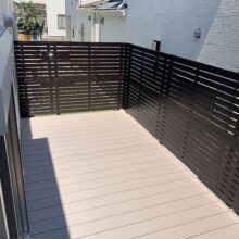 三協アルミ(ヴィラウッド)ウッドデッキ工事　目隠しフェンス(三協アルミ　レジリア　YK3型)工事　No.2535の施工写真メイン