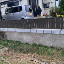 ブロック積み・目隠しフェンス（LIXIL ﾌｪﾝｽAB　TS2型　H600）・植栽伐採工事　No.2578の施工写真1
