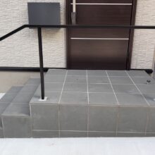 新築外構工事 [駐車場 土間コンクリート　刷毛引き]・［近隣境界ブロックフェンス］施工 No.2581の施工写真メイン
