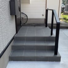 新築外構工事 [駐車場 土間コンクリート　刷毛引き]・［近隣境界ブロックフェンス］施工 No.2581の施工写真1