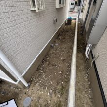 犬走の5号砕石＋防草シート（ザバーン）敷き No.2571の施工写真メイン