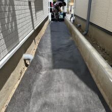 犬走の5号砕石＋防草シート（ザバーン）敷き No.2571の施工写真1
