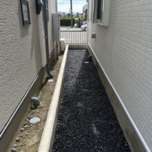 犬走の5号砕石＋防草シート（ザバーン）敷き No.2571の施工写真2