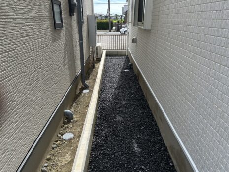 埼玉県宮代町　犬走の5号砕石＋防草シート（ザバーン）敷き No.2571