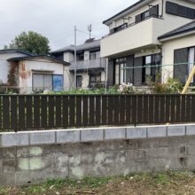 ブロック積み・目隠しフェンス（LIXIL ﾌｪﾝｽAB　TS2型　H600）・植栽伐採工事　No.2578の施工写真メイン
