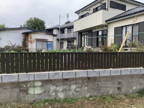 埼玉県加須市　ブロック積み・目隠しフェンス（LIXIL ﾌｪﾝｽAB　TS2型　H600）・植栽伐採工事　No.2578
