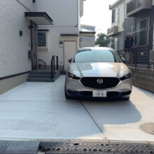 新築外構工事 [駐車場 土間コンクリート　刷毛引き]・［近隣境界ブロックフェンス］施工 No.2581の施工写真3