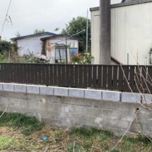 ブロック積み・目隠しフェンス（LIXIL ﾌｪﾝｽAB　TS2型　H600）・植栽伐採工事　No.2578の施工写真2