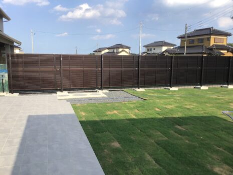 茨城県古河市　新築外構工事【クローズ外構・天然芝・目隠しフェンス(ｼﾝﾌﾟﾚｵﾌｪﾝｽYL 1型　横ルーバー)】No.2606