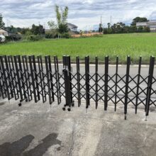 伸縮門扉リフォーム工事『アルシャインII H型Aタイプ 両開き 440W H1200 ノンレールタイプ』　No.2628の施工写真メイン