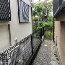 外構リフォーム工事【メッシュフェンス エルファードM1型(縦格子目隠しフェンス)】No.2644の施工写真2