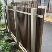 外構リフォーム工事【メッシュフェンス　エルファードM1型(縦格子目隠しフェンス)】No.2644の施工写真3