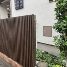 外構リフォーム工事【メッシュフェンス　エルファードM1型(縦格子目隠しフェンス)】No.2644の施工写真メイン