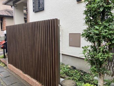 埼玉県北本市　外構リフォーム工事【メッシュフェンス　エルファードM1型(縦格子目隠しフェンス)】No.2644