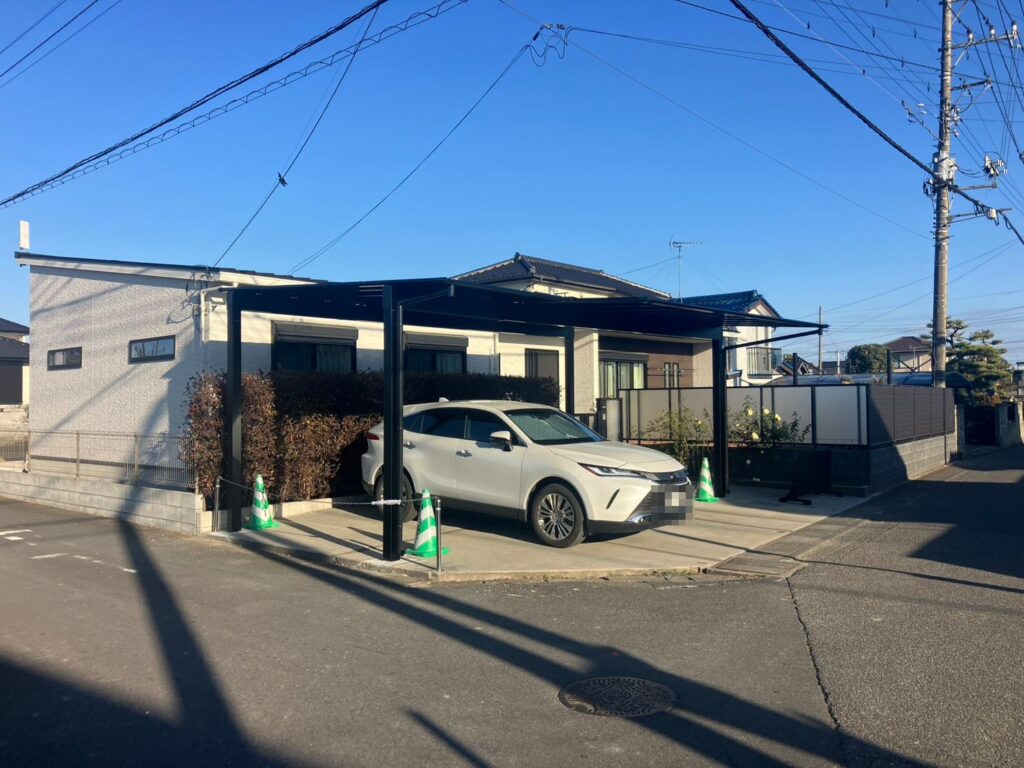 【久喜市】　三協アルミ「スカイリード」車2台用｜ブラックポリカで叶えるモノトーン外構　No.2726