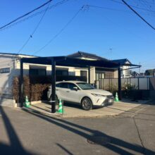 三協アルミ「スカイリード」車2台用｜ブラックポリカで叶えるモノトーン外構　No.2726の施工写真メイン