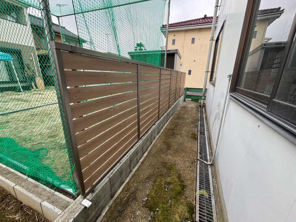 【久喜市】　目隠しフェンス工事(フェンスAB YS3型)　ウッドデッキ工事(リウッドデッキ200)　No.2738