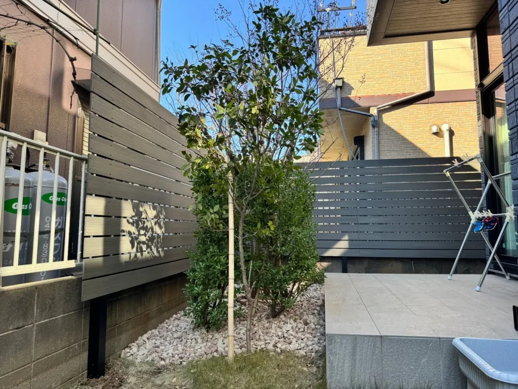 埼玉県伊奈町　お庭のリフォーム外構工事(目隠しフェンス：ルミナスボーダーAC)　No.2739