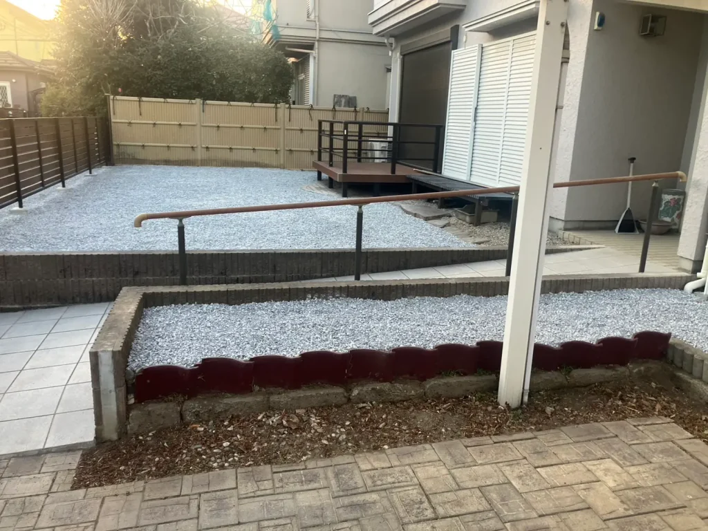 埼玉県幸手市　「庭じまい」植木伐採と砂利敷き・目隠しフェンスで劇的ビフォーアフター　No.2741