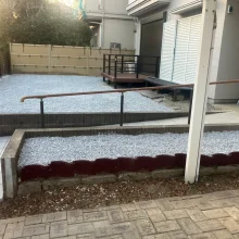 「庭じまい」植木伐採と砂利敷き・目隠しフェンスで劇的ビフォーアフター　No.2741の施工写真2