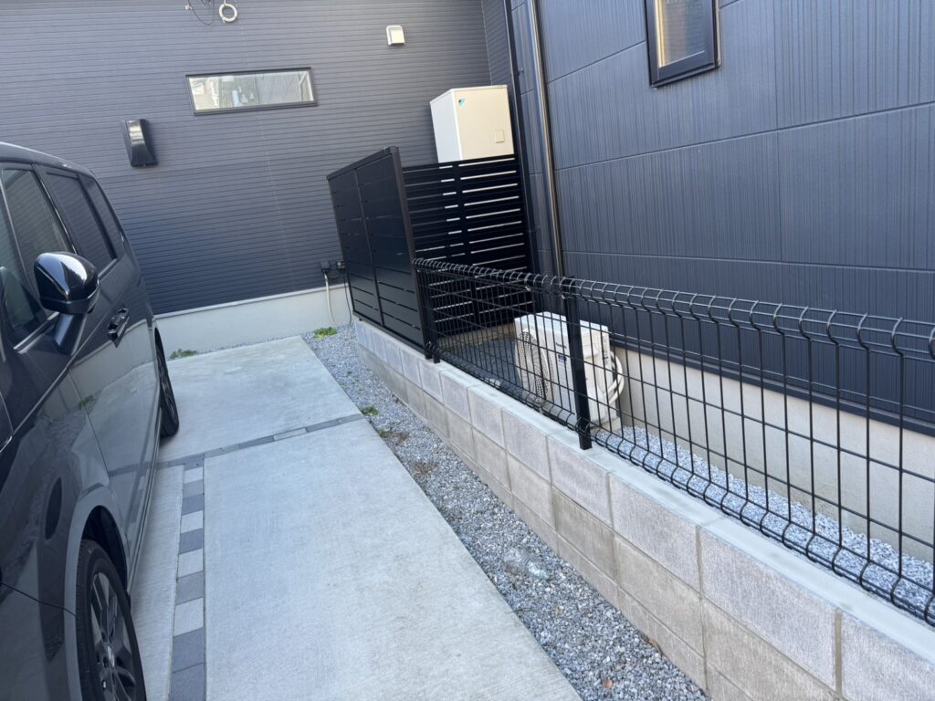 埼玉県春日部市　リフォーム外構工事[目隠しフェンス・人工芝]　No.2717