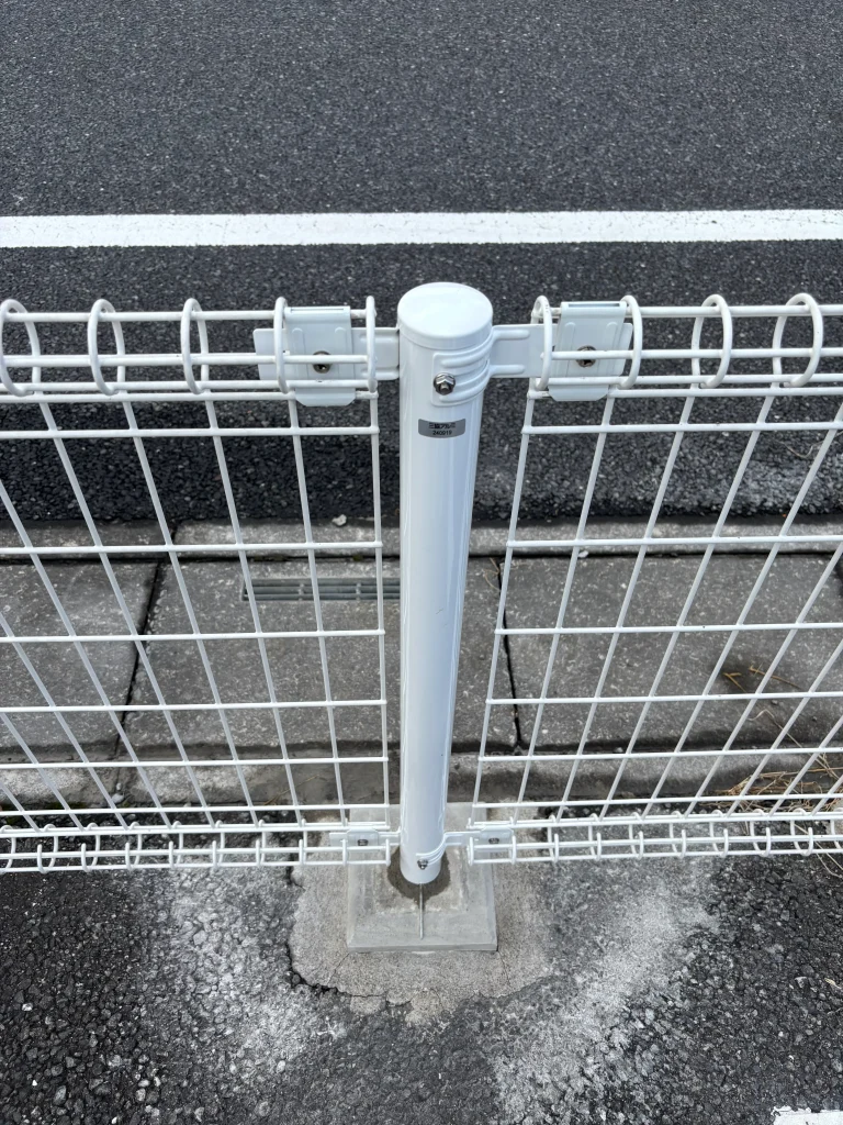 埼玉県さいたま市　パン屋　駐車場フェンス補修工事　No.2743