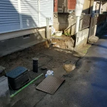 　バイク駐輪スペースの確保(ブロック塀解体と配管移設)リフォーム外構工事 No.2756の施工写真1