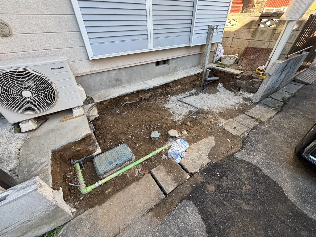 埼玉県春日部市　　バイク駐輪スペースの確保(ブロック塀解体と配管移設)リフォーム外構工事 No.2756