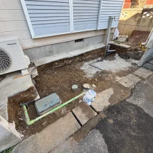 　バイク駐輪スペースの確保(ブロック塀解体と配管移設)リフォーム外構工事 No.2756の施工写真メイン