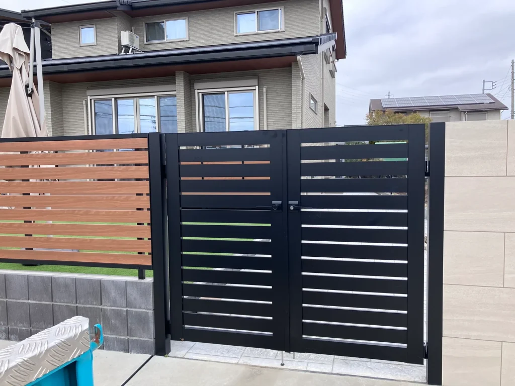 埼玉県杉戸町　門扉取手修理　メッシュフェンス施工　No.2772