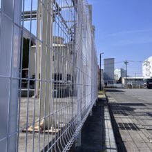 サイゼリヤ工場敷地内 フェンス修繕工事 No.2793の施工写真1