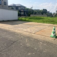 鉄板敷き工事｜雑草だらけの空き地を整地して駐車場に　No.2874の施工写真2