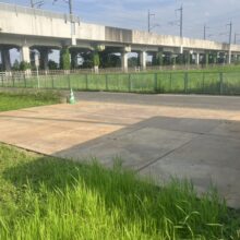 鉄板敷き工事｜雑草だらけの空き地を整地して駐車場に　No.2874の施工写真3