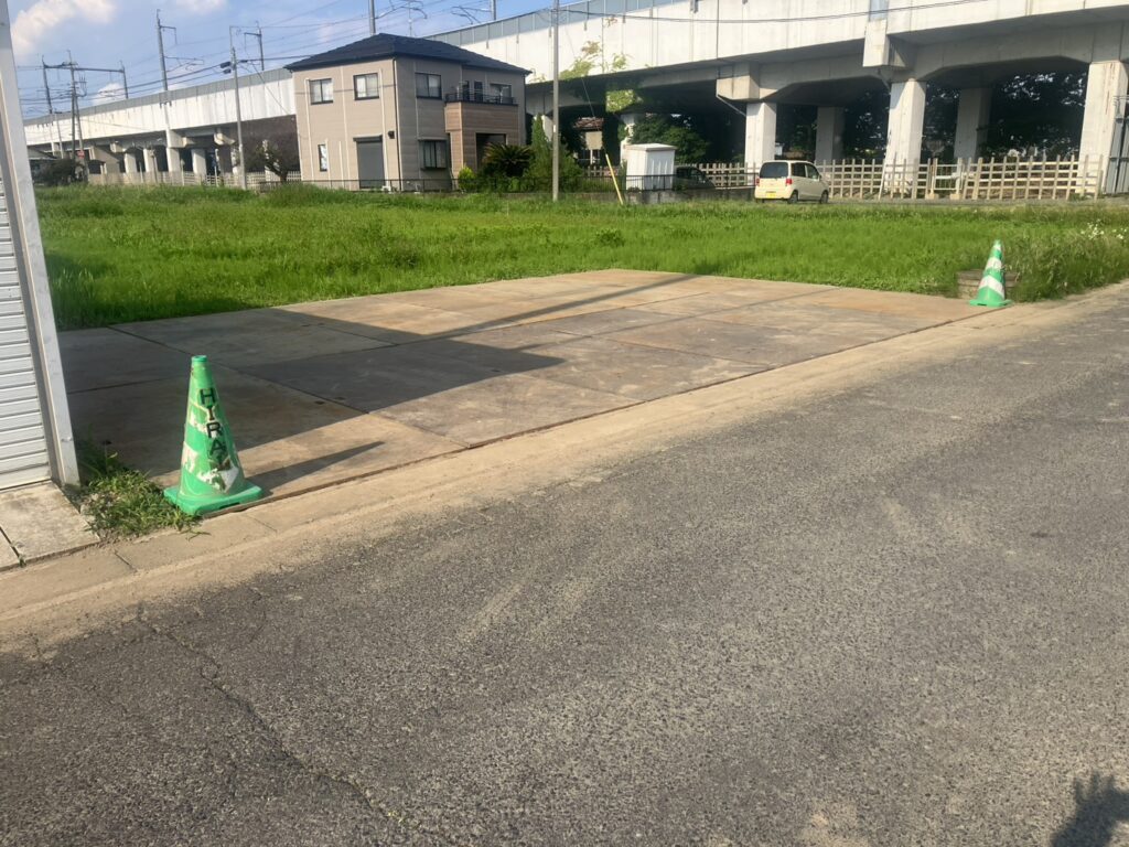 【久喜市】　鉄板敷き工事｜雑草だらけの空き地を整地して駐車場に　No.2874