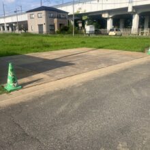 鉄板敷き工事｜雑草だらけの空き地を整地して駐車場に　No.2874の施工写真メイン