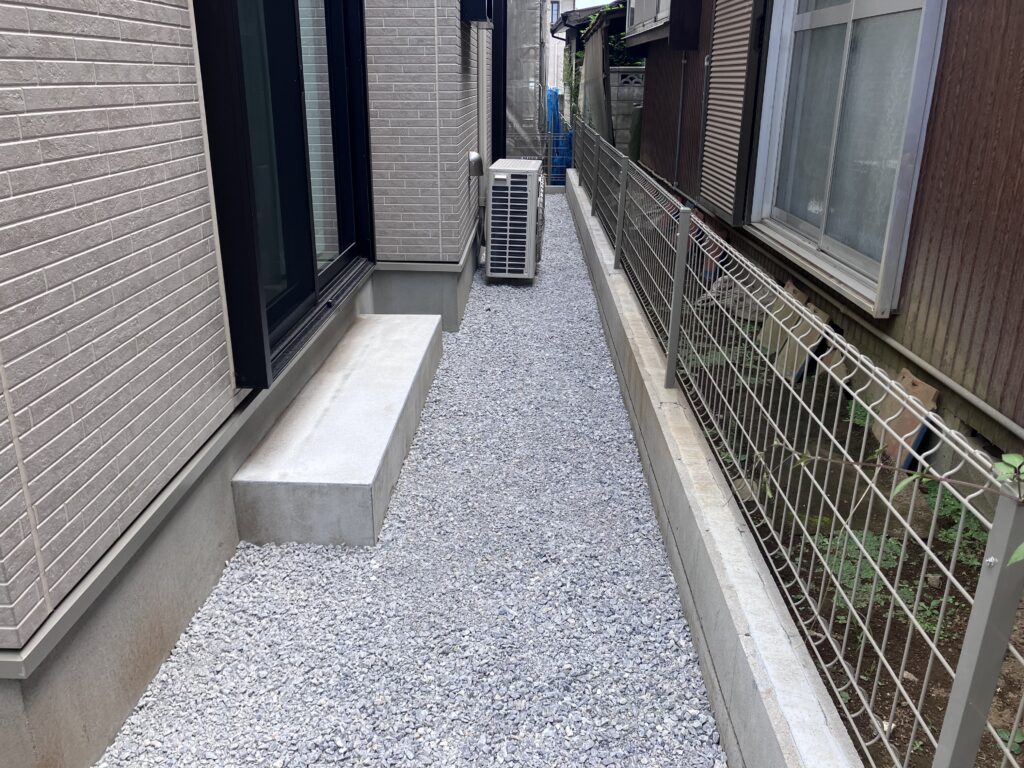 【白岡市】　防草シート(ザバーン)＋6号砕石敷き工事　No.2912