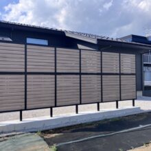 目隠しフェンス工事(フェンスAB YS3型木調)2929の施工写真メイン