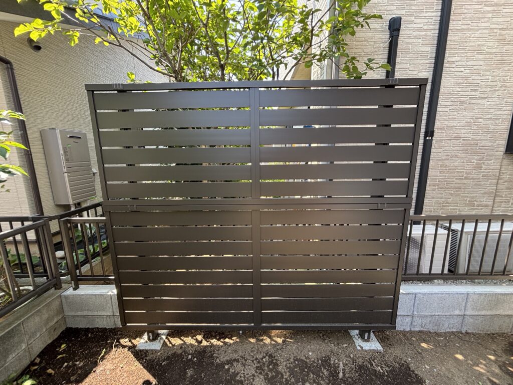埼玉県伊奈町　外構リフォーム工事｜生垣を撤去してブロック塀＋フェンスに一新　No.2925