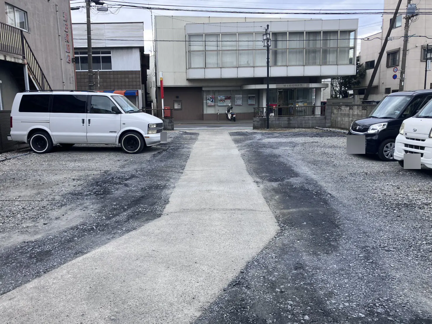 C40-0を敷き均して転圧した砂利駐車場。中央にコンクリートの通路