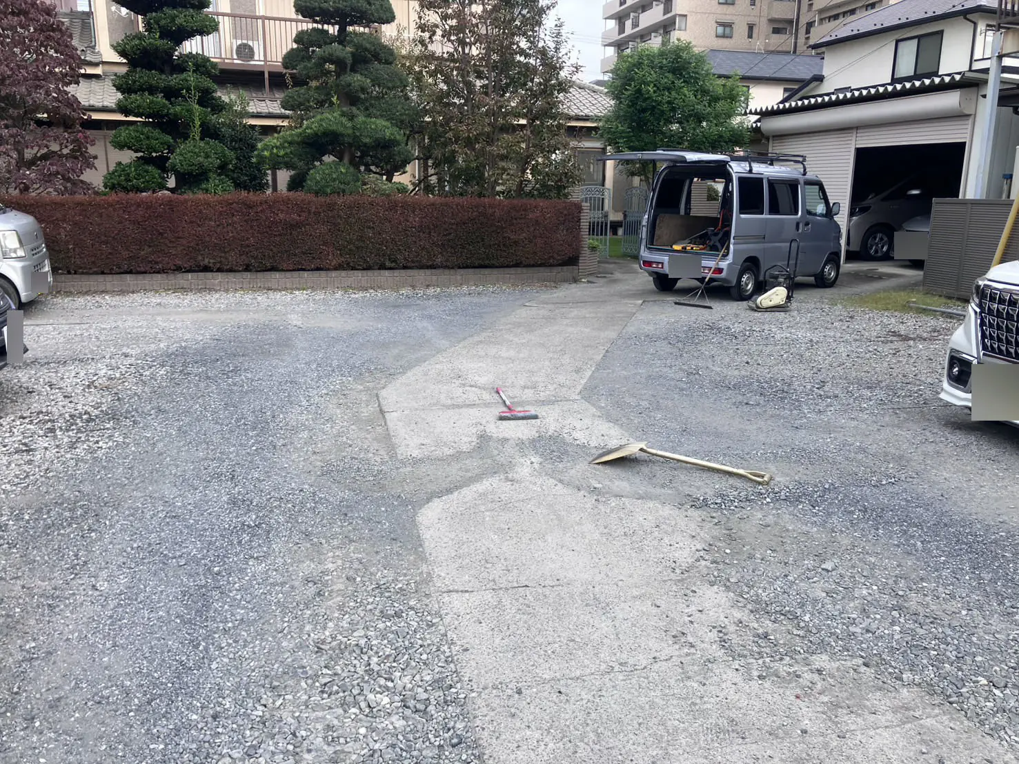 施工前の駐車場。コンクリート土間のまわりの砂利が流れて段差ができている