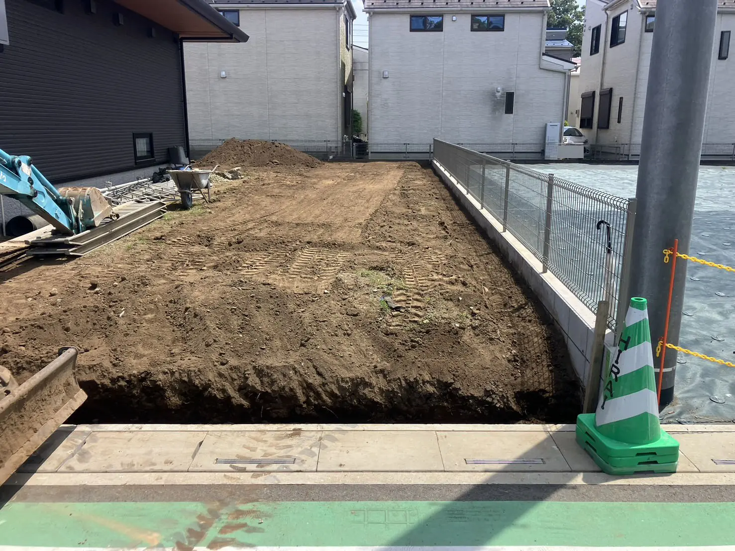 工事前の敷地。土のままで、重機で掘削をはじめたところ