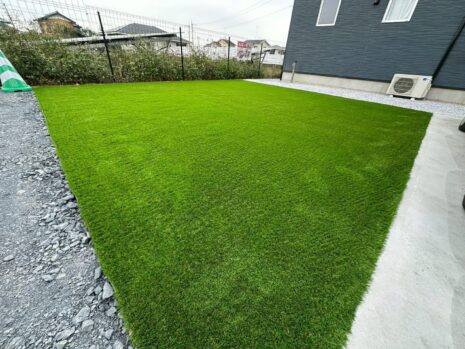 完成した美しい人工芝の庭