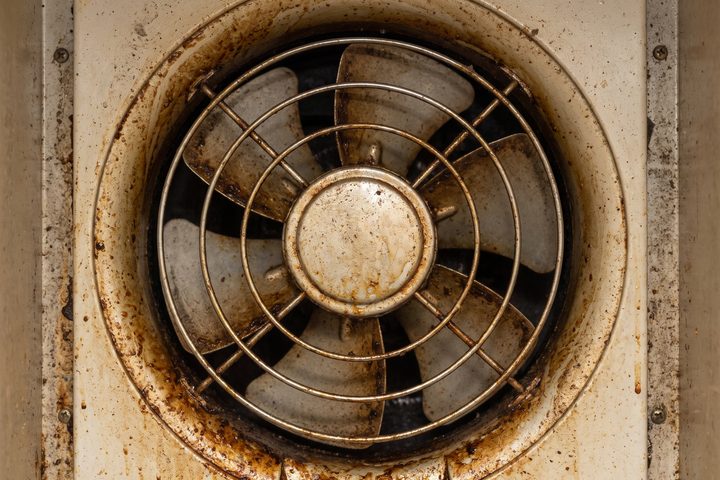 クリーニング前の換気扇